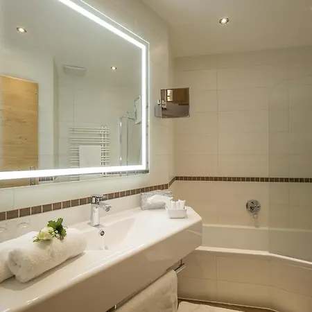 Hotel Neue Post 4*
