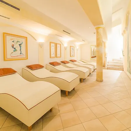 Neue Post Hotel 4*