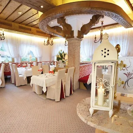 Hotel Neue Post 4*